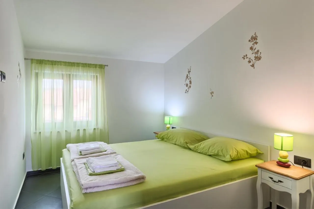 Apartments Ines Pula 0*,