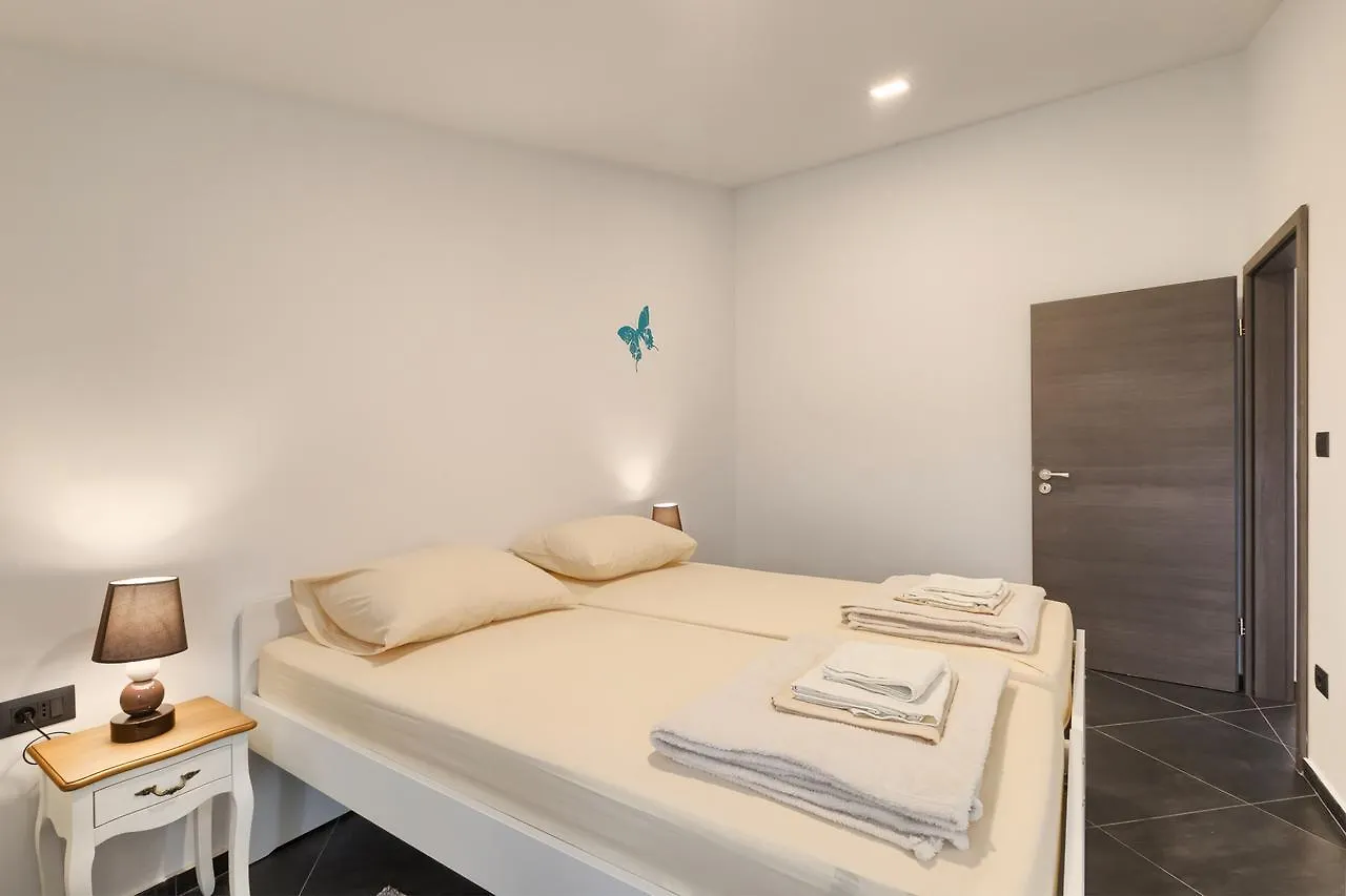 Apartments Ines 普拉 克罗地亚